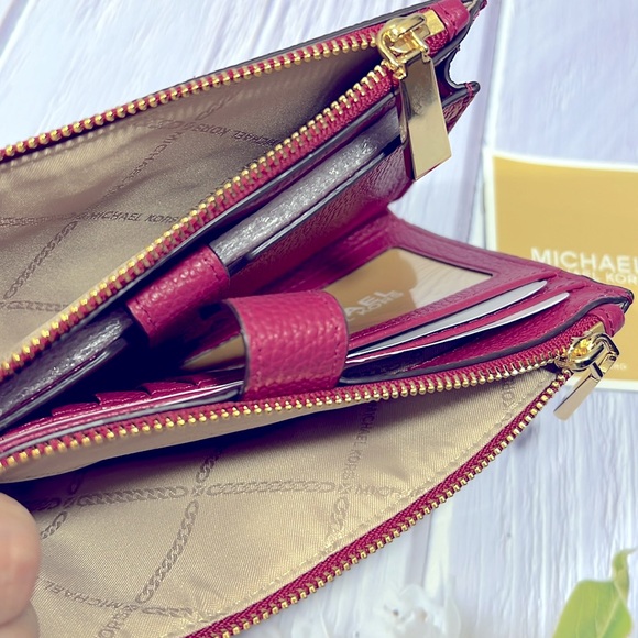 🌸 NWT MICHAEL KORS JET SET DOUBLE ZIP PEBBLED LEATHER PHONE WRISTLET BERRY GOLD